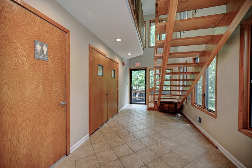 More Photos Of 270 Route 9 N, Manalapan Township Office For Lease