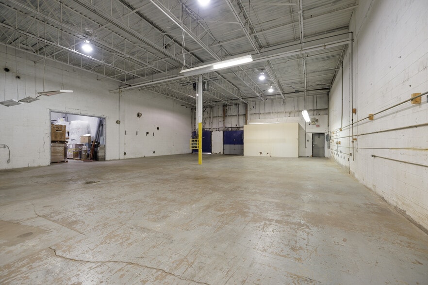 More Photos Of 16791-16821 Boul Hymus, Kirkland Warehouse For Lease