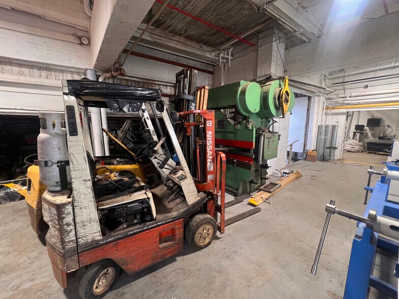 More Photos Of 19-29 Lafayette St, Hartford Distribution For Sale