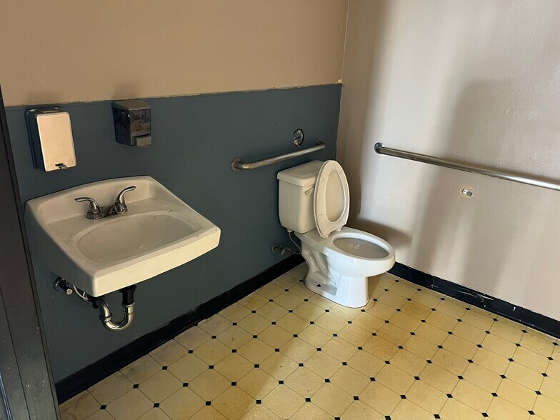 More Photos Of 500 S Raymond Ave, Fullerton Warehouse For Lease