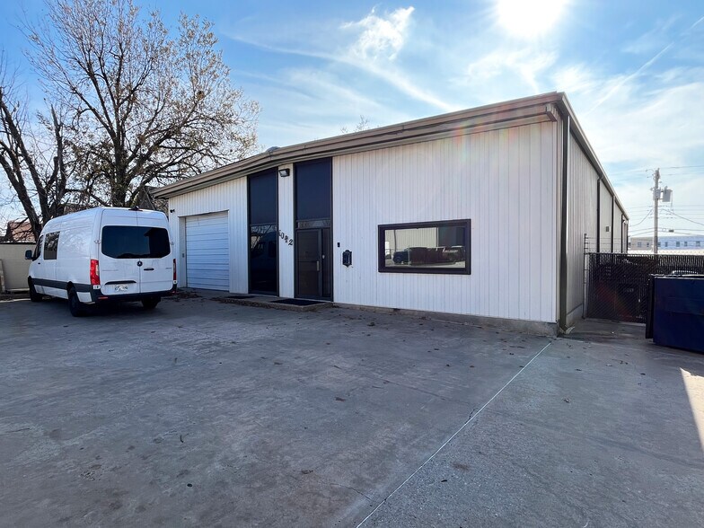 Primary Photo Of 1042 NW 69th St, Oklahoma City Manufacturing For Lease