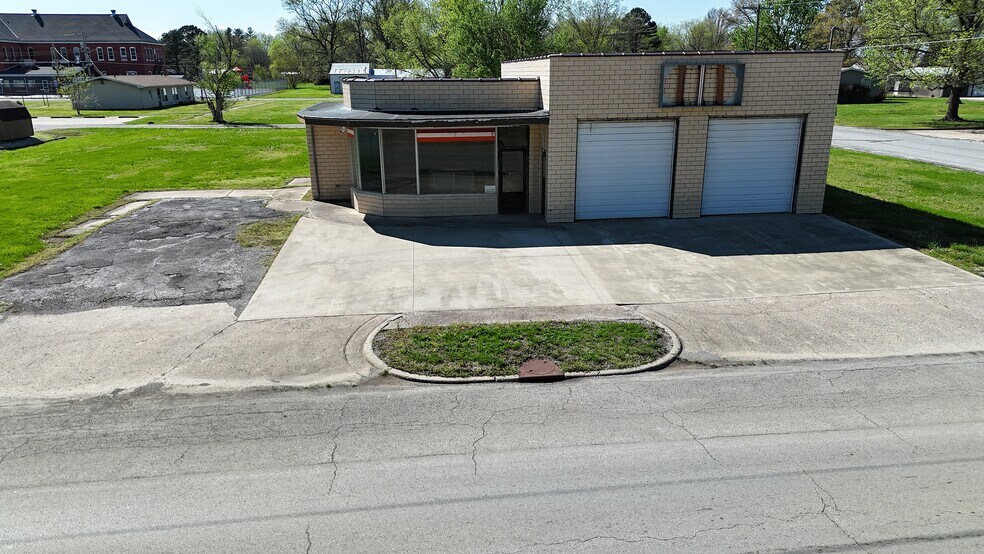 More Photos Of 39 N Walnut St, Tamaroa Specialty For Sale