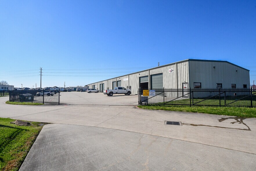 More Photos Of 21621 Rhodes Rd, Spring Warehouse For Lease
