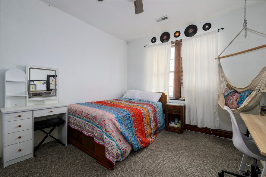 More Photos Of 5001 Pernod Ave, Saint Louis Flex For Sale
