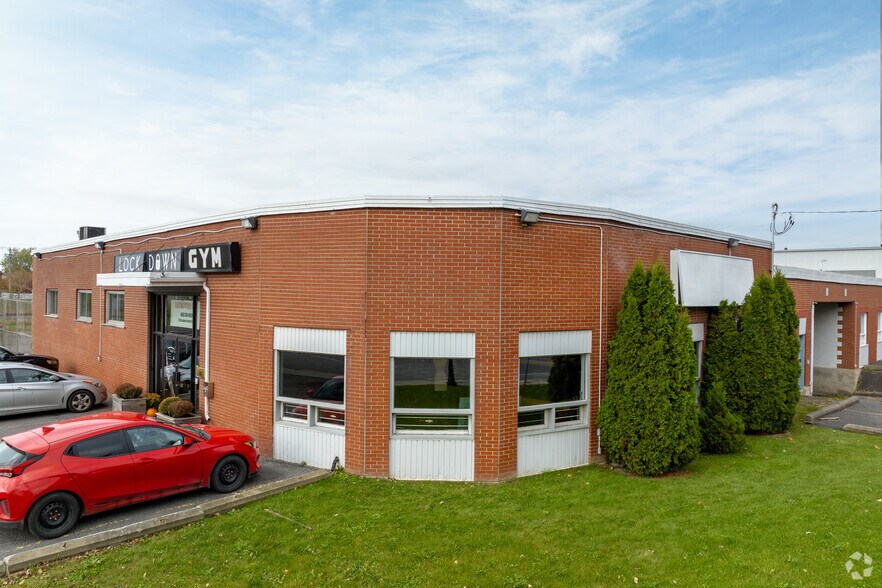 More Photos Of 126 Rue Jacques-Cartier N, St-Jean Storefront For Sale