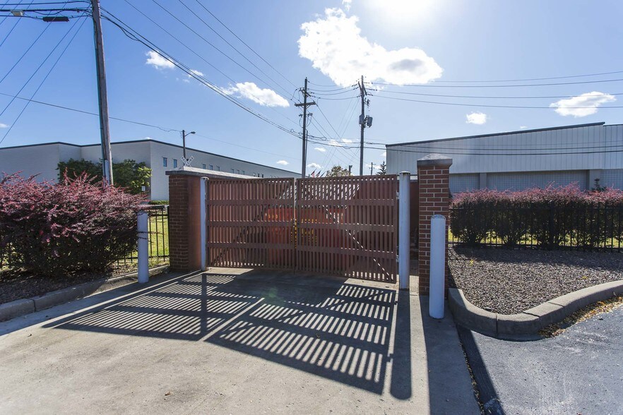 More Photos Of 900 Spring St, Jeffersonville Medical For Lease