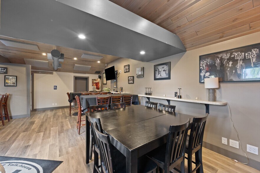 More Photos Of 514 NW Dixie Hwy, Stuart General Retail For Sale