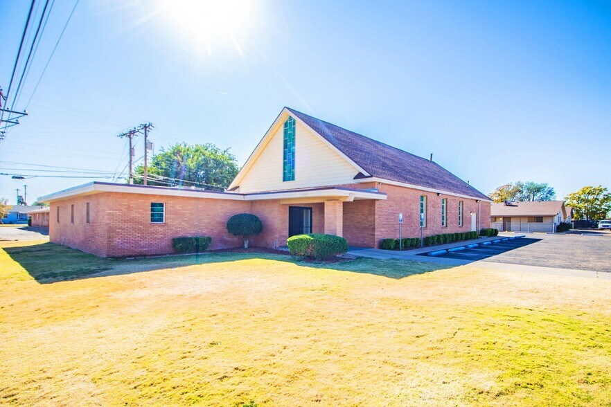 Primary Photo Of 1601 44th St, Lubbock Religious Facility For Sale