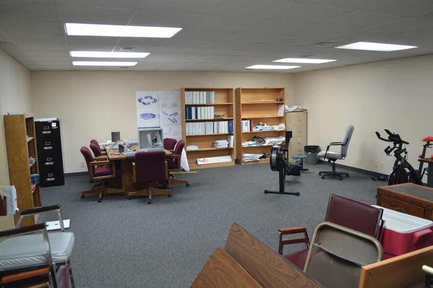 More Photos Of 264 Stapleton Rd, Cornelia Distribution For Lease