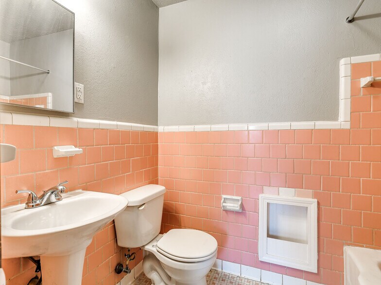 More Photos Of 2037 NW 26th St, Oklahoma City Apartments For Sale