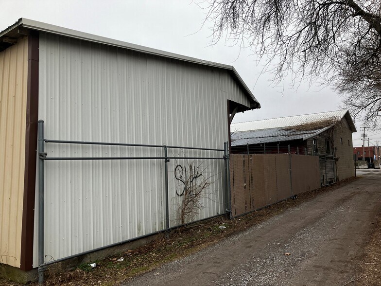 More Photos Of 221 N Main St, Benton Freestanding For Sale
