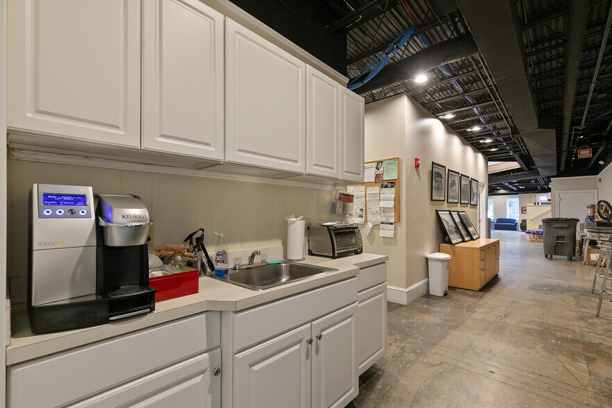 More Photos Of 1509 W Main St, Richmond Office For Sale