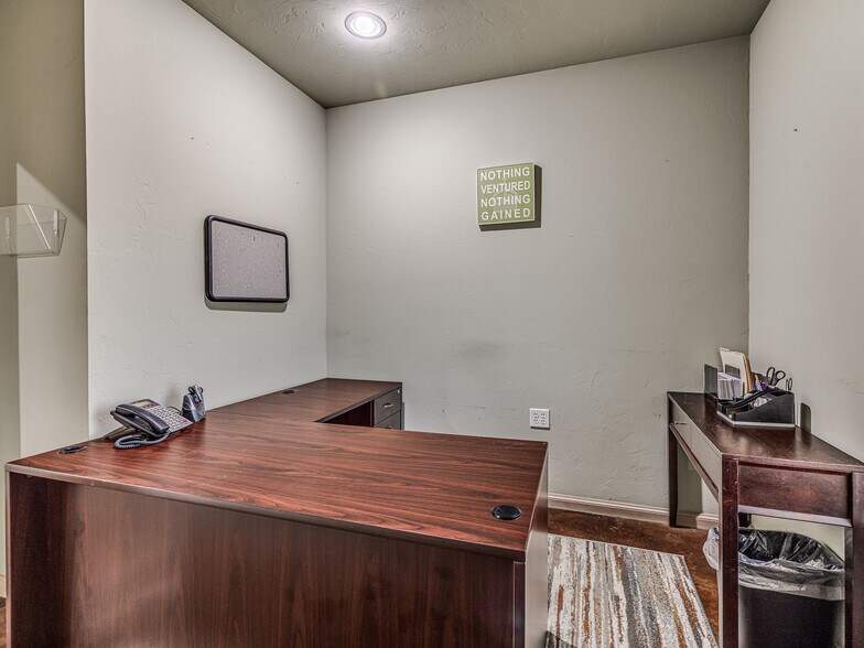 More Photos Of 1917 Commerce, Choctaw Office For Sale