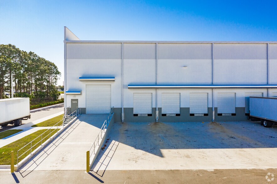 More Photos Of 12310 62nd St N, Largo Distribution For Lease
