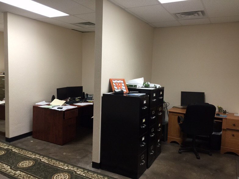 More Photos Of 14624 Metro Plaza Blvd, Edmond Warehouse For Lease