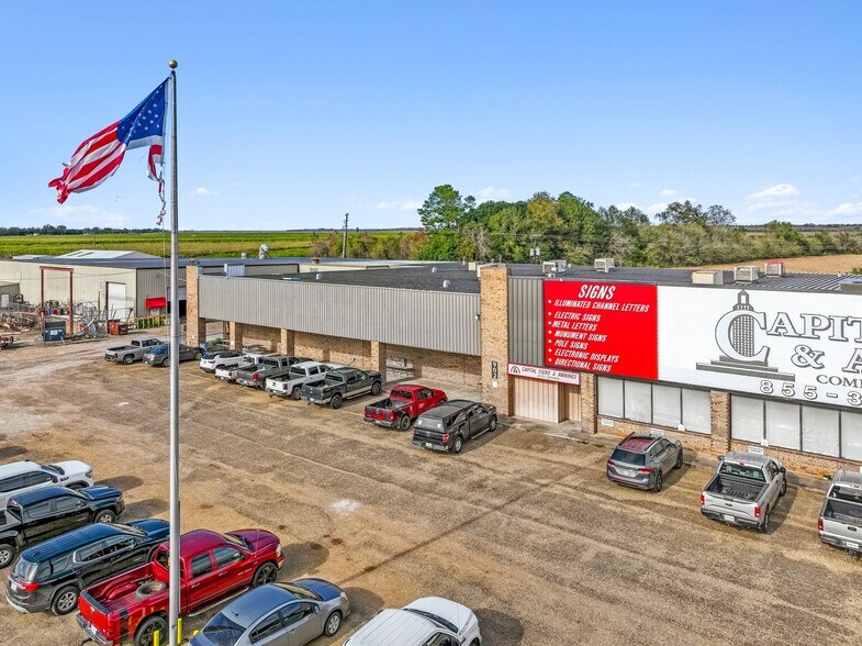 More Photos Of 902 NW Main St, Bunkie Showroom For Sale