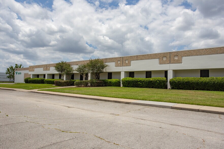 More Photos Of 3200 Mercy Dr, Orlando Warehouse For Lease