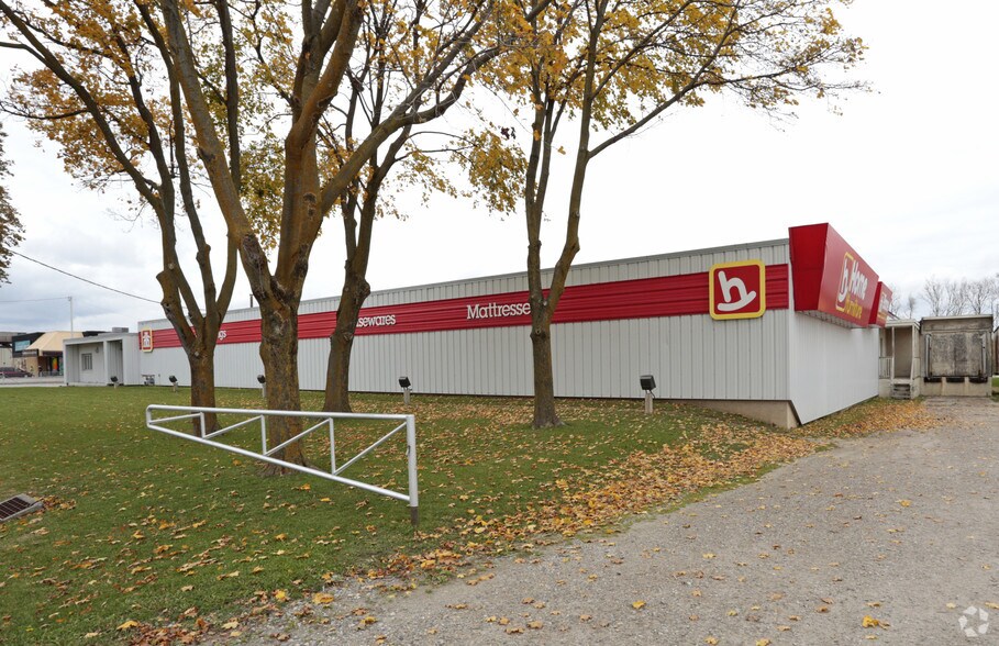 More Photos Of 1014 Victoria St N, Kitchener Freestanding For Sale
