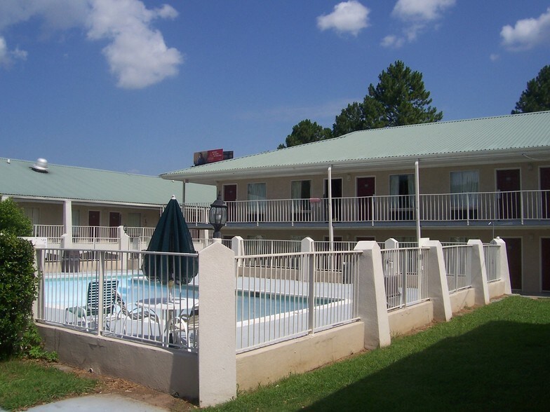 More Photos Of 241 Falcon Dr, Forest Park Hotel For Sale