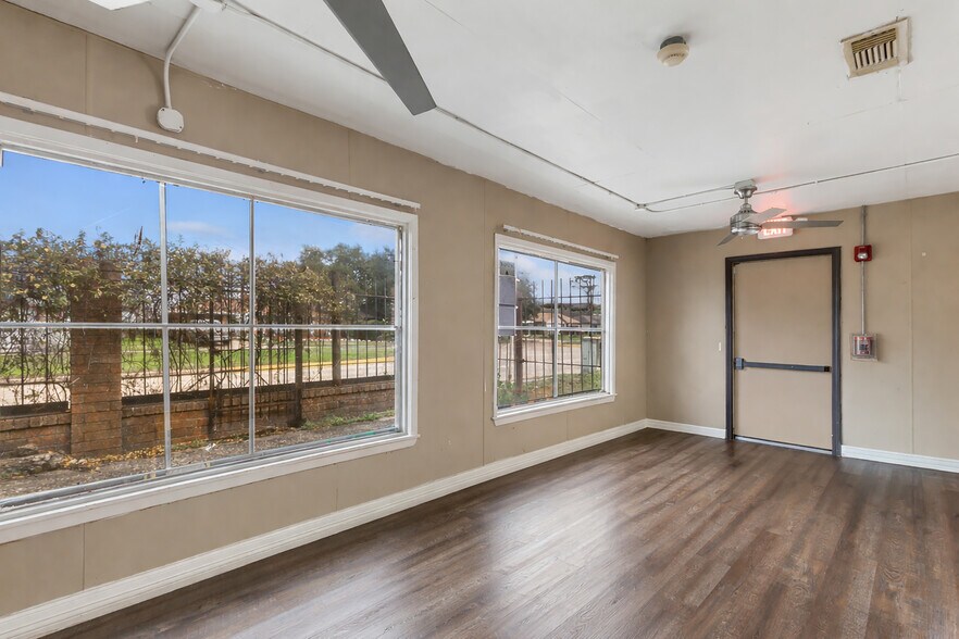 More Photos Of 827 Casey St, Channelview Flex For Sale