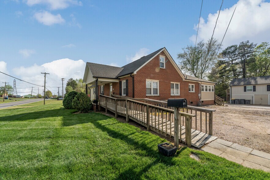 More Photos Of 2310 Concord Lake Rd, Kannapolis Office Residential For Lease