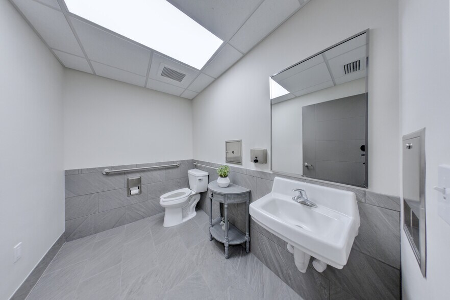 More Photos Of 1050 NW 8th Ave, Gainesville Unknown For Lease