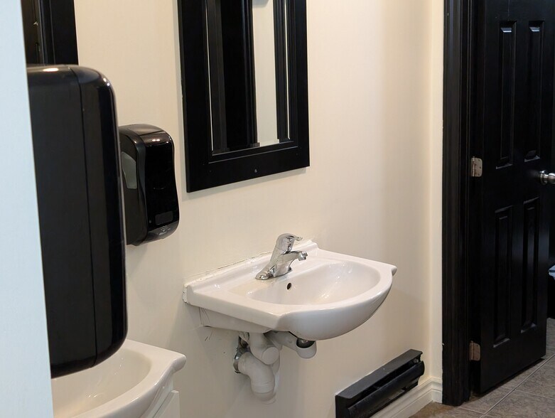 More Photos Of 2300 Wharncliffe Rd S, London Restaurant For Sale