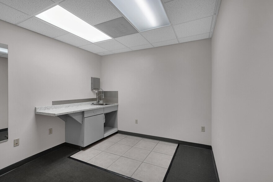 More Photos Of 3599 University Blvd S, Jacksonville Medical For Sale