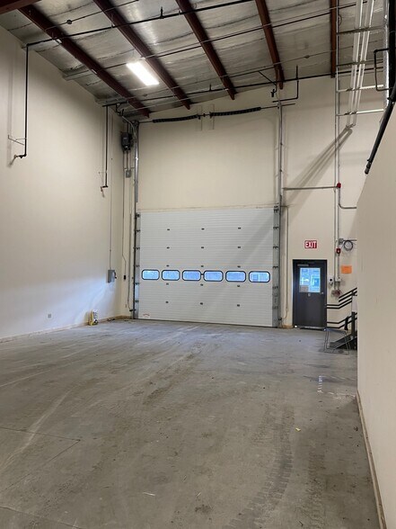 More Photos Of 6 North St, South Deerfield Light Distribution For Sale