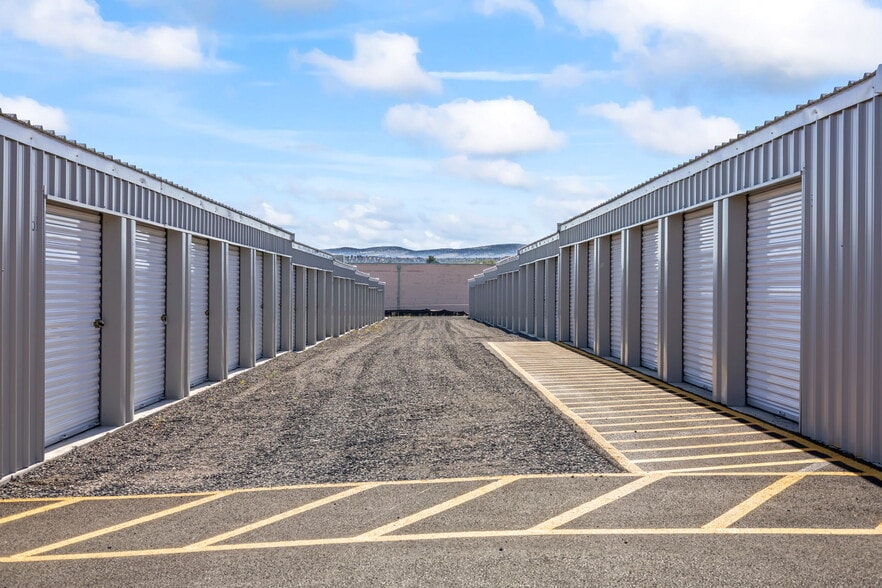 More Photos Of 1451 Olive st, Madras Self Storage For Sale