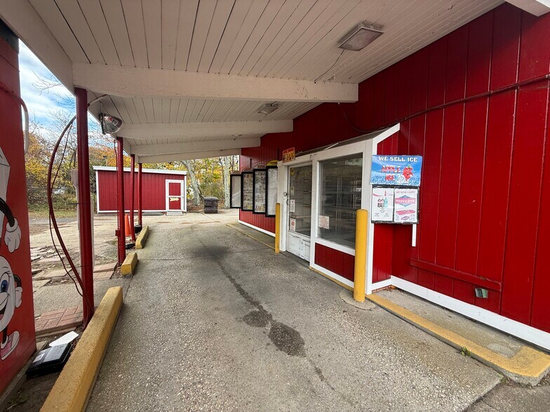 More Photos Of 295 Lake Ave, Saint James Convenience Store For Lease