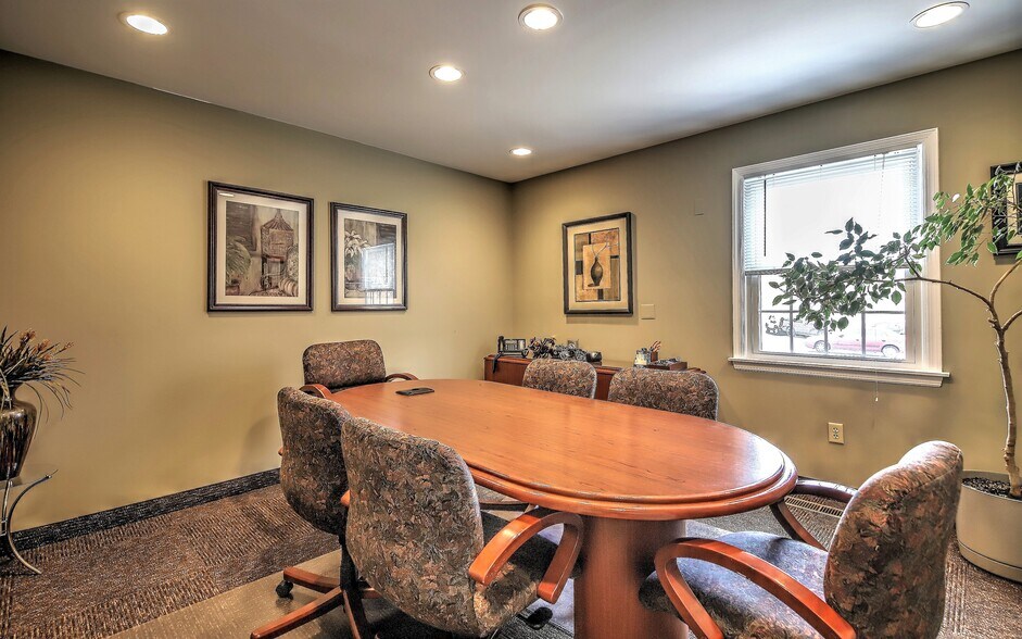 More Photos Of 471 Monroe Tpke, Monroe Medical For Lease