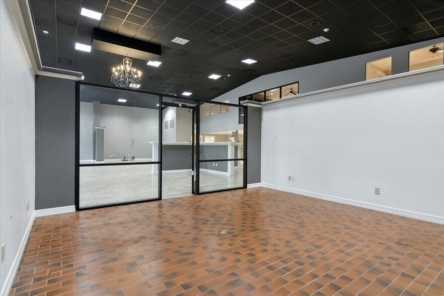 More Photos Of 7920 Eastex Fwy, Beaumont Light Distribution For Sale