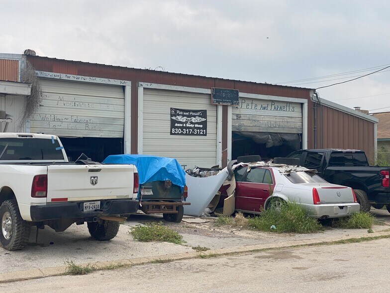 More Photos Of 320 S Mulberry St, Pearsall Auto Repair For Sale