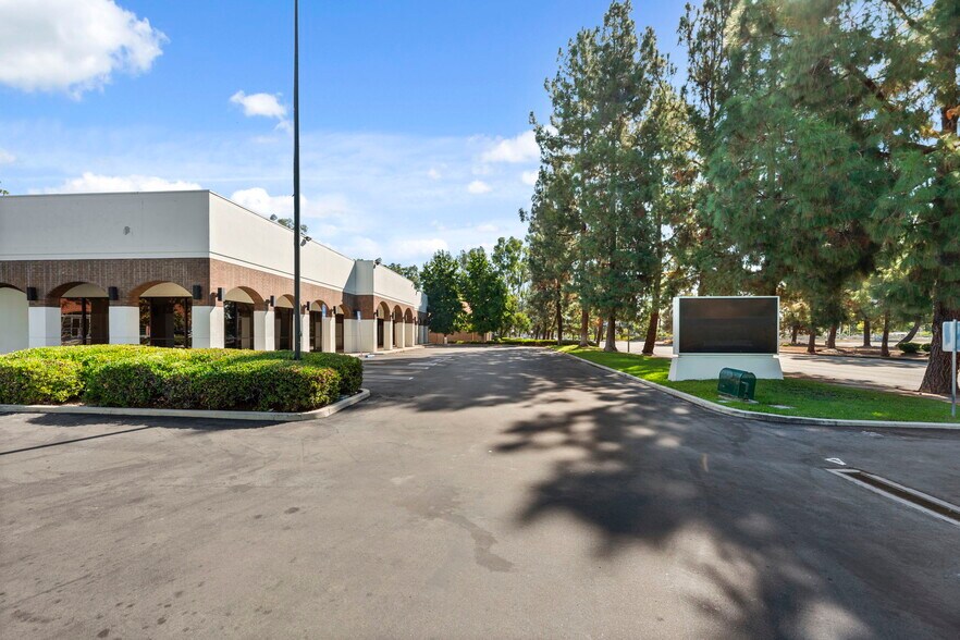 More Photos Of 21725 Erwin St, Woodland Hills Storefront Retail Office For Sale