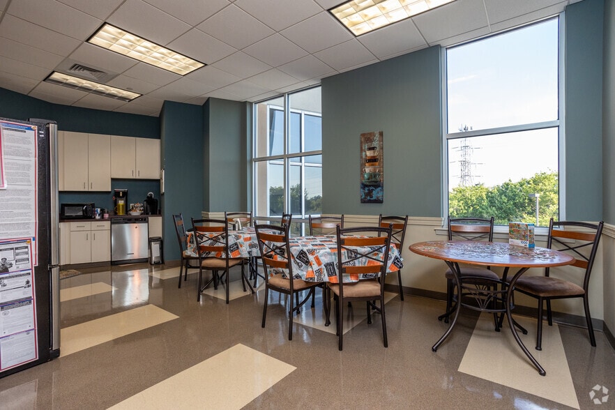 More Photos Of 500 Maplelawn Dr, Plano Office For Sale