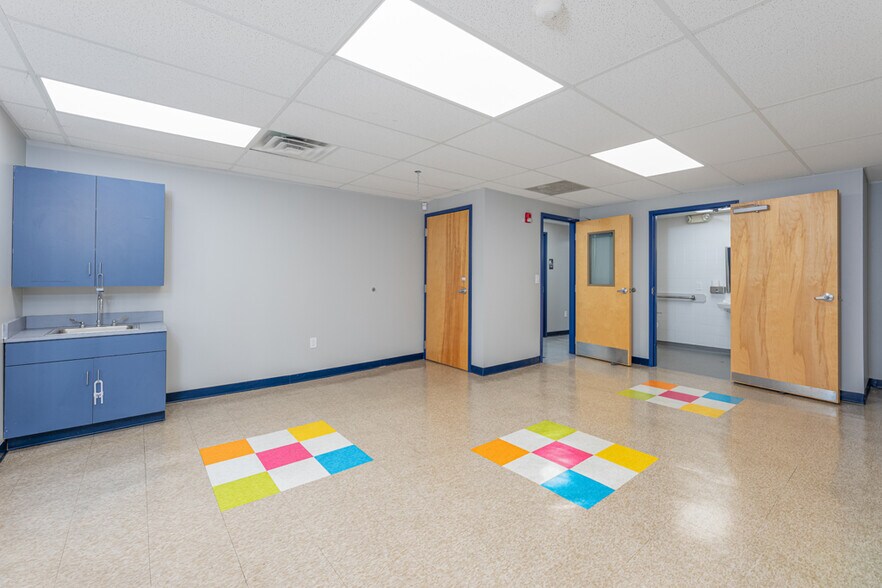 More Photos Of 411 Commerce Ln, West Berlin Medical For Sale