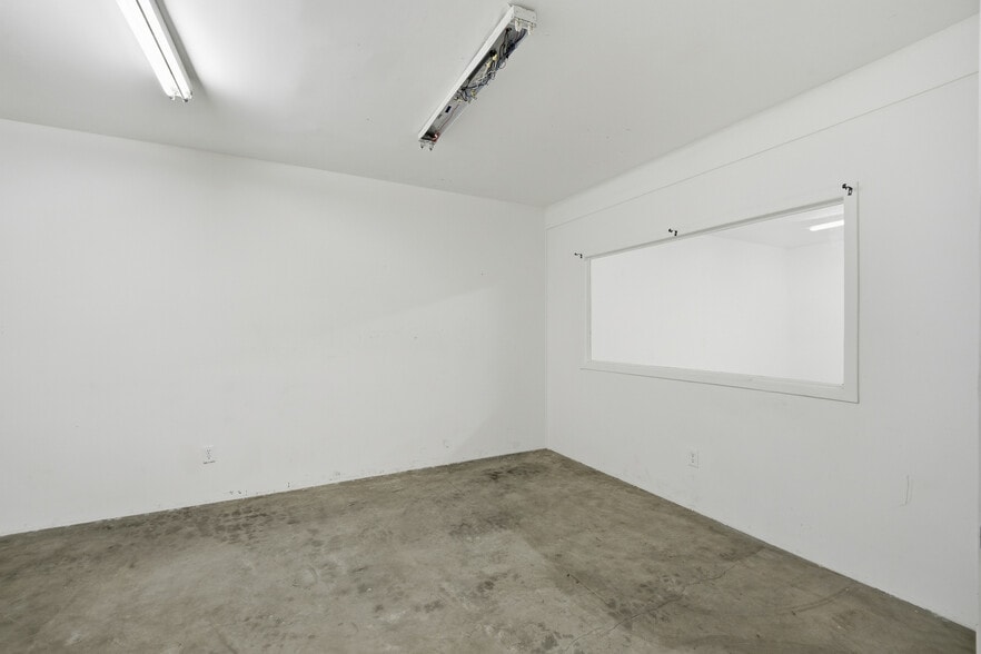 More Photos Of 805 Traction Ave, Los Angeles Showroom For Lease