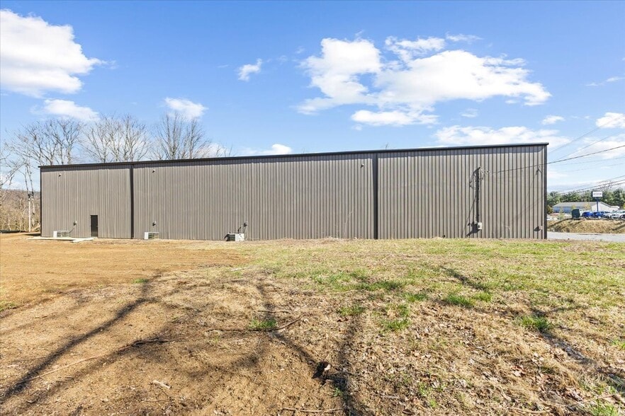 More Photos Of 309 E Springbrook Dr, Johnson City Flex For Lease