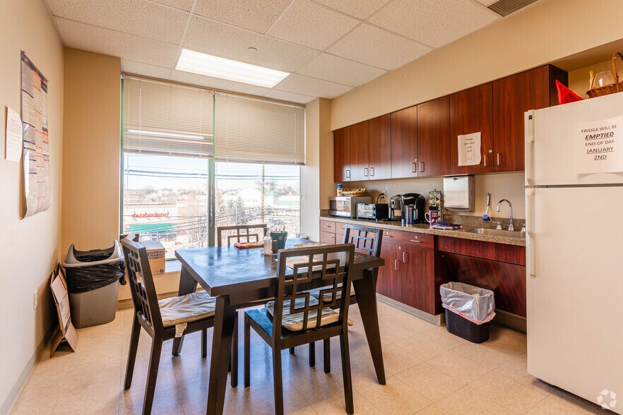 More Photos Of 630 Broad St, Carlstadt Medical For Lease