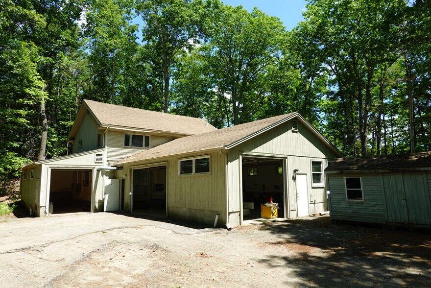 More Photos Of 1 Young Ln, Newmarket Flex For Sale