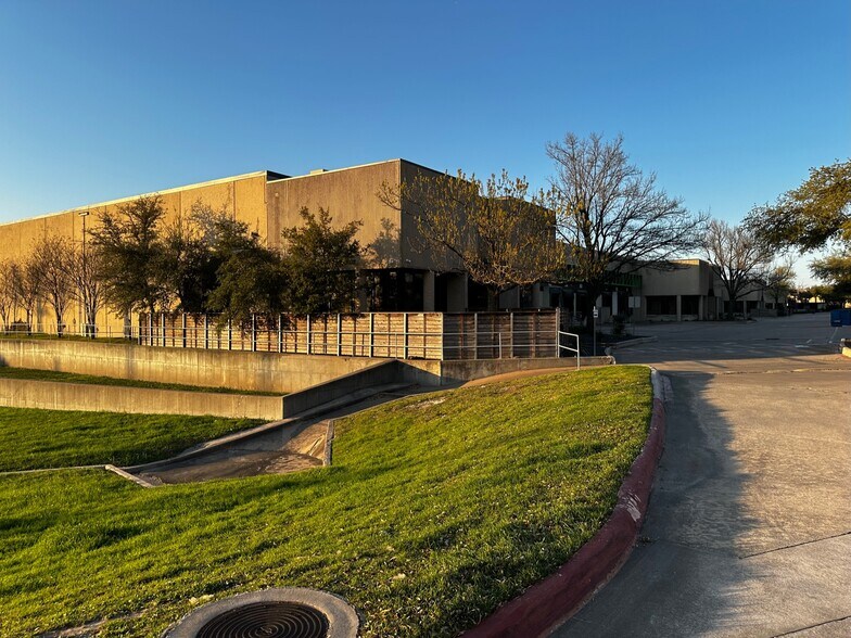 More Photos Of 2214 Braker Ln, Austin Distribution For Lease