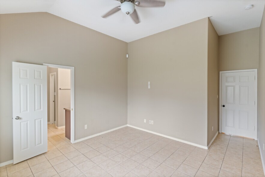 More Photos Of 9104 N Green River Dr, Houston Specialty For Sale