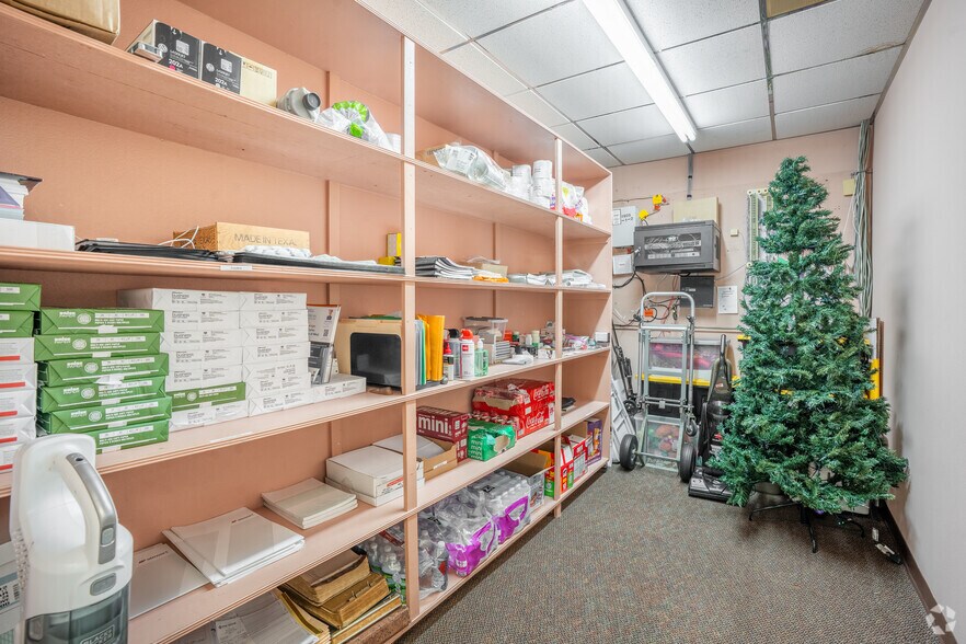 More Photos Of 905 N Logan St, Texas City Office For Sale