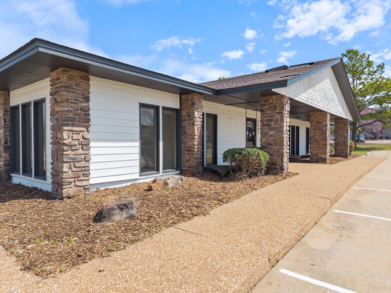 More Photos Of 2003 SE Walton Blvd, Bentonville Unknown For Lease