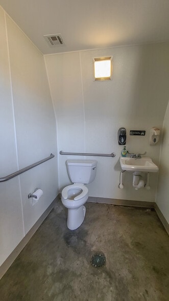 More Photos Of 282 Rees St, Breaux Bridge Light Distribution For Sale