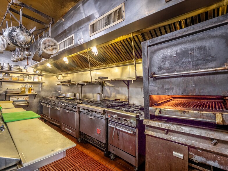 More Photos Of 4358 Victory Blvd, Staten Island Storefront Retail Residential For Lease
