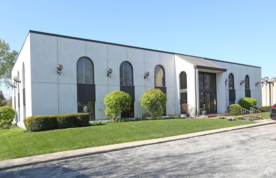 Primary Photo Of 5 E College Dr, Arlington Heights Office For Lease