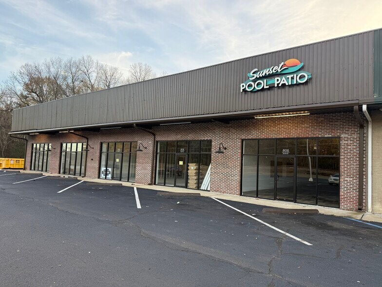 More Photos Of 602 W Bankhead St, New Albany General Retail For Lease