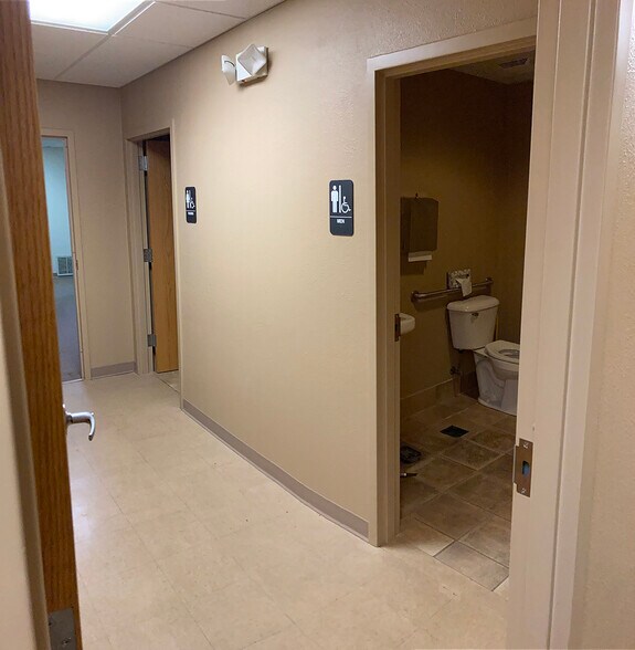 More Photos Of 809 Park Ave, Beaver Dam Office For Sale